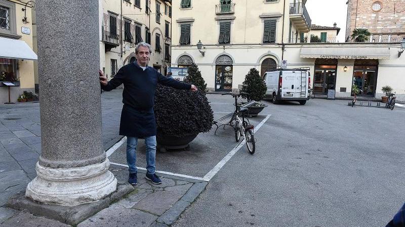 Roi Pantaleoni mostra la zona dove sono previsti gli stalli