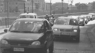 Traffico sui lungarni nel centro della città