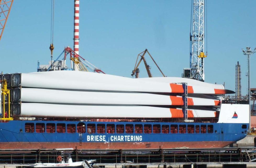 Arrivate al porto le pale eoliche di 180 metri 