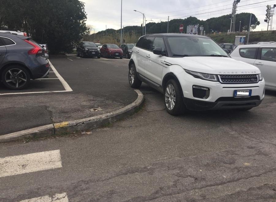Il parcheggio era stato regolamentato ma la sosta selvaggia resta 