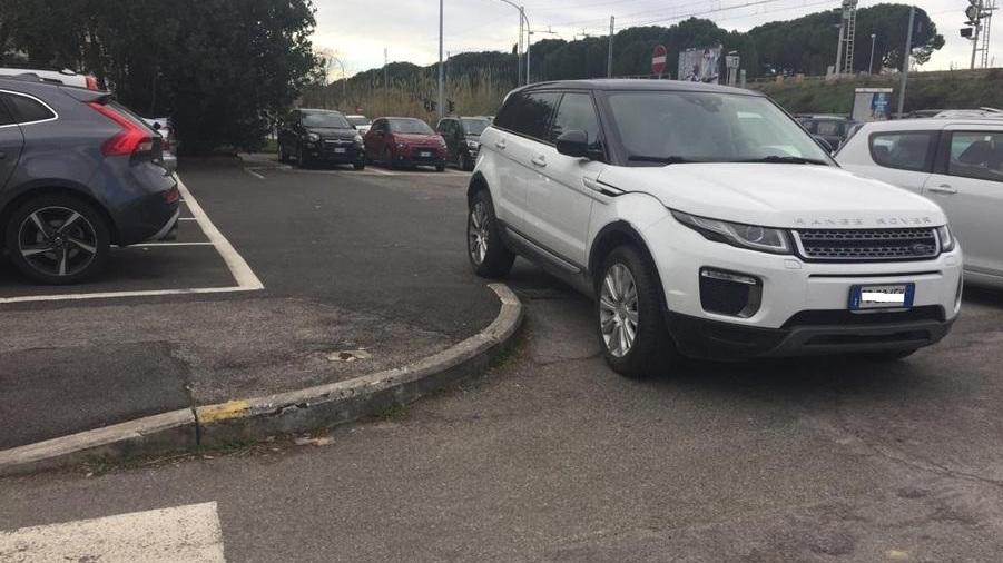 Il parcheggio era stato regolamentato ma la sosta selvaggia resta