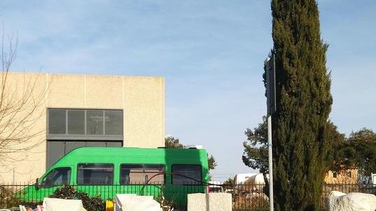 Le sculture del Simposio “parcheggiate” sull’erba andranno presto in piazza