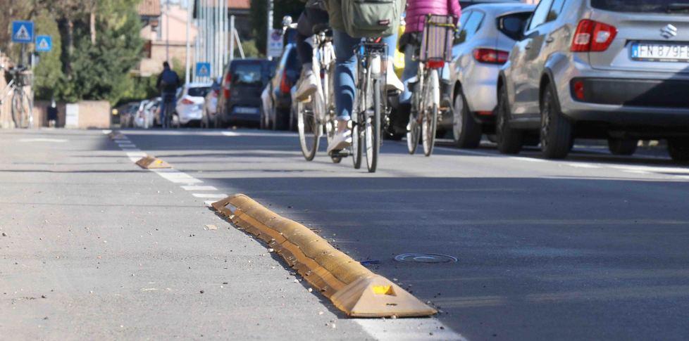 Proteste nel quartiere «Troppi gli incidenti per colpa dei cordoli»