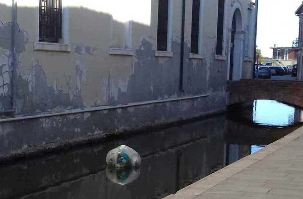 La plastica vola sul canale 