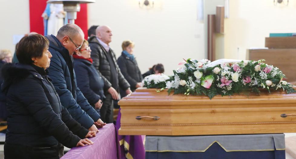Lacrime per l’anziana travolta da un’auto «Era sempre a messa» 