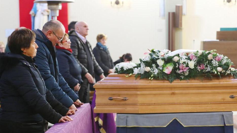 Lacrime per l’anziana travolta da un’auto «Era sempre a messa»