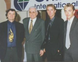 <strong>A sinistra il babbo Primo Mori con Carlo Ricci e i figli Massimiliano e Manuele; sopra una premiazione al Trofeo Gorini e a destra con Paolo Fornaciari, Marzio Bruseghin e il diesse del Team Lampre Giuseppe Martinelli </strong>