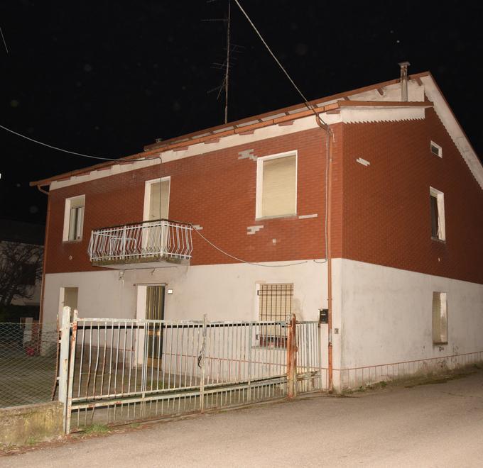 Si spara accanto al cadavere della mamma 