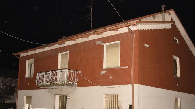 Si spara accanto al cadavere della mamma