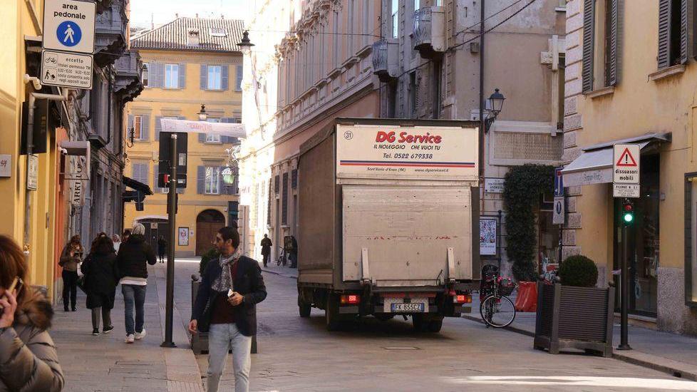 Ambulanti, corrieri e autisti fanno lo slalom tra i pilomat