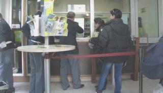 I poliziotti della polposta, delle volanti e la scientifica nell’ufficio postale
