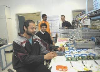 Mangesh Chitnis (in primo piano) al lavoro in un laboratorio della Scuola Sant’Anna
