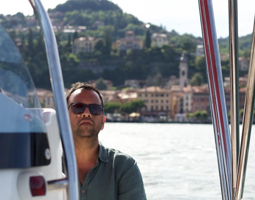 Hemant Bakshi, top manager di Unilever Indonesia, al timone di un motoscafo sul lago di Como prima di sentirsi male