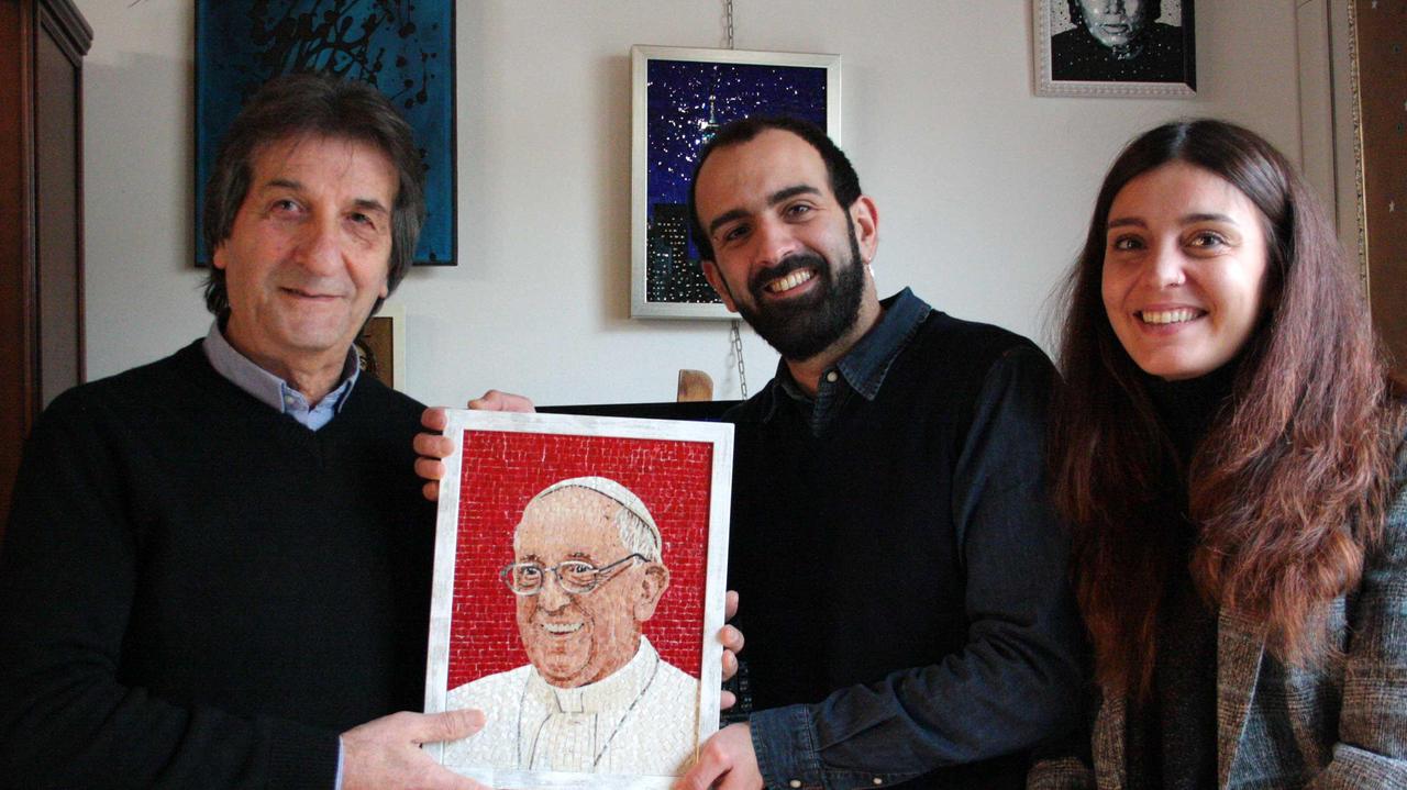 Il mosaico di due artisti di Lazzeretto in regalo al Papa