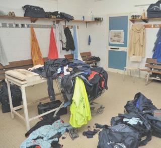 A sinistra lo spogliatoio in disordine e sotto Pagliuca con Marmorini e Callai A fianco la squadra al completo