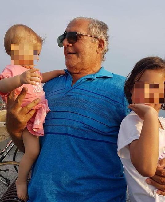 Roberto Capperi in una foto insieme ai nipoti