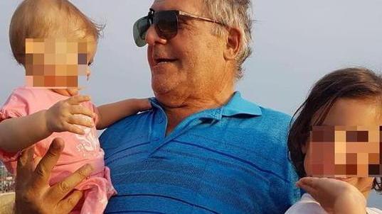 Roberto Capperi in una foto insieme ai nipoti