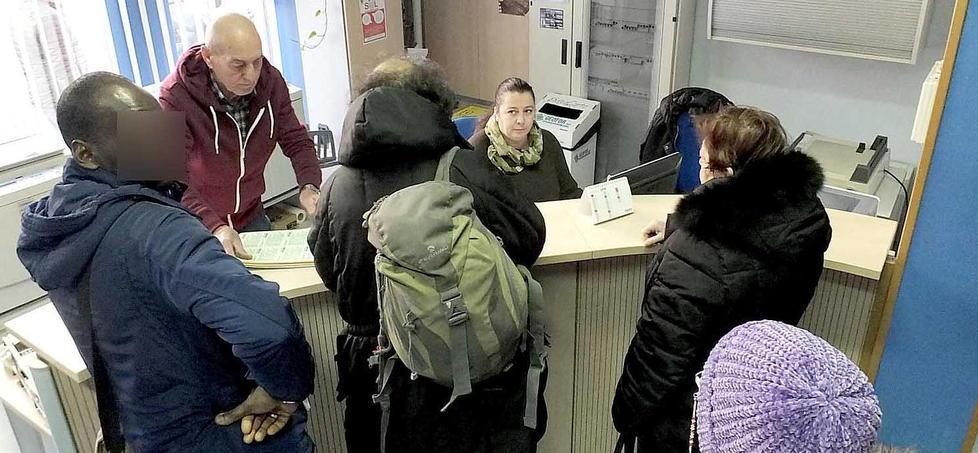 La coda al patronato Acli in questi giorni preso d’assalto dalle tante persone (Foto Muzzi)
