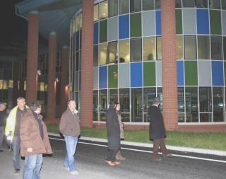 A sinistra, il sindaco Cosimi e l’assessore Picchi osservano mentre si tolgono gli ultimi pezzi di nastro adesivo dal cartello di via Edda Fagni; in alto alcune immagini della nuova strada della Porta a Mare