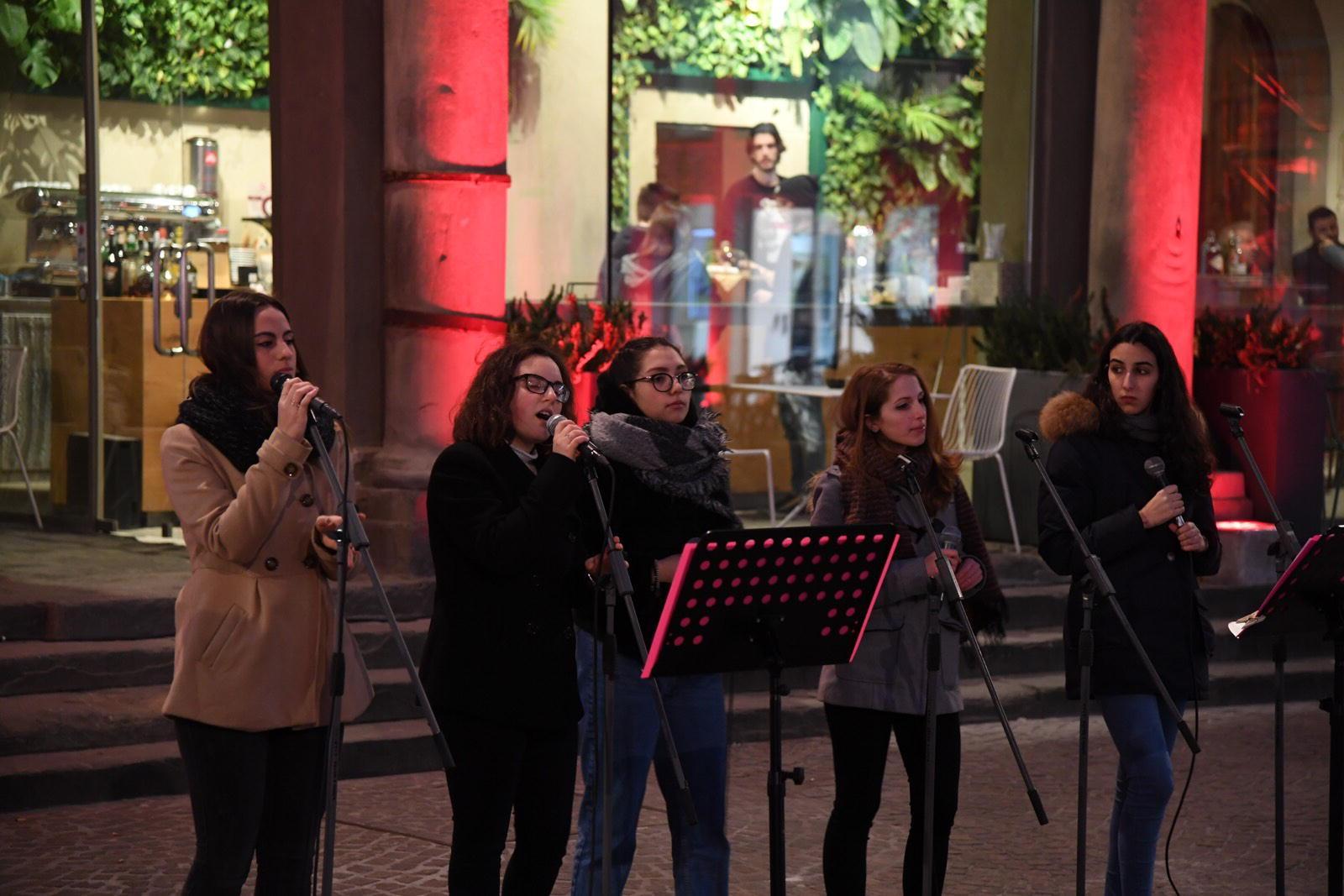 Alcune giovani cantanti in centro a Pontedera (Foto Franco Silvi)