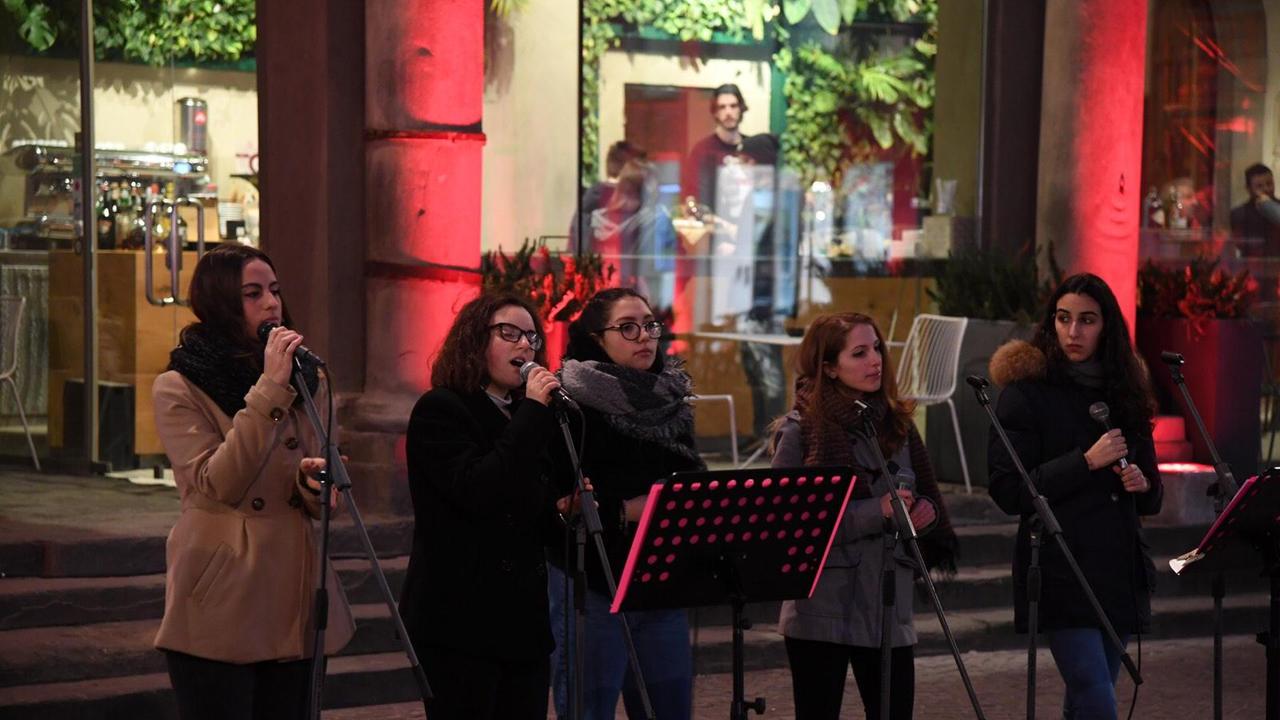 Alcune giovani cantanti in centro a Pontedera (Foto Franco Silvi)