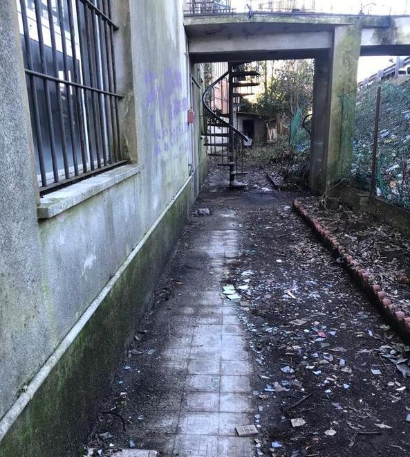 Uno degli angoli dell’ex concessionaria Automar, ex rifugio di tossici e sbandati