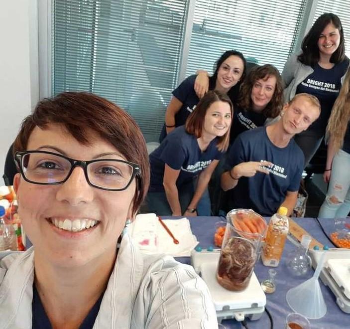 Valentina Domenici con alcuni studenti