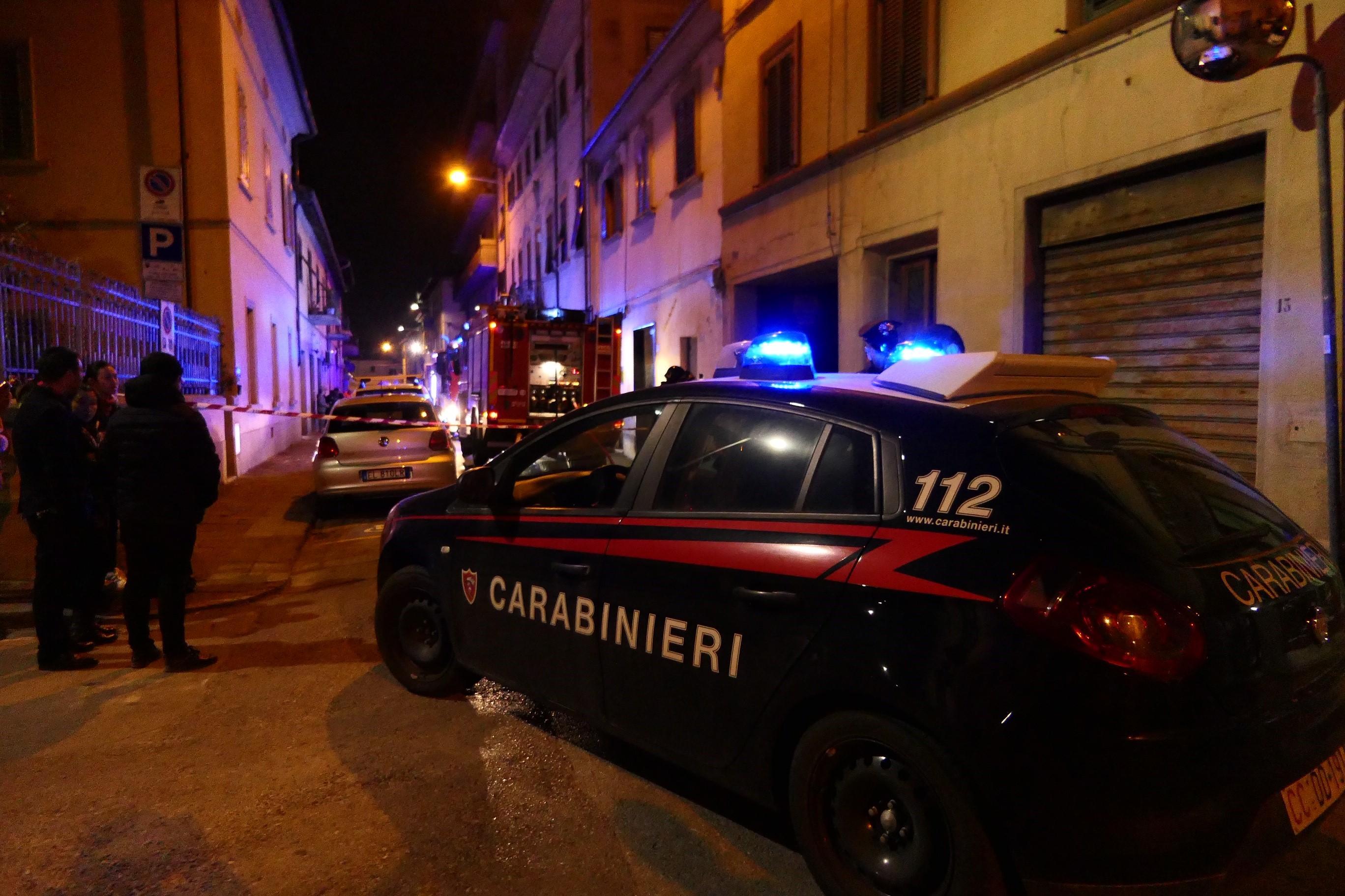 L'intervento dei vigili del fuoco in via Bologna (foto Sproviero/Batavia)