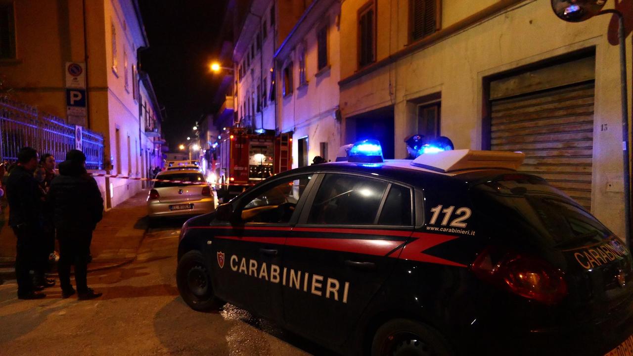 L'intervento dei vigili del fuoco in via Bologna (foto Sproviero/Batavia)