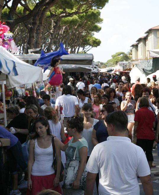 Il mercato di Forte dei Marmi torna in piazza Marconi 