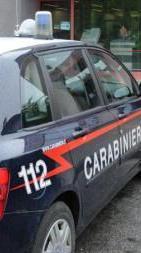 Minaccia il piastrellista puntandogli una pistola 
