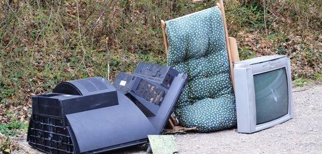 Rifiuti abbandonati Multa da 400 euro per quattro persone 