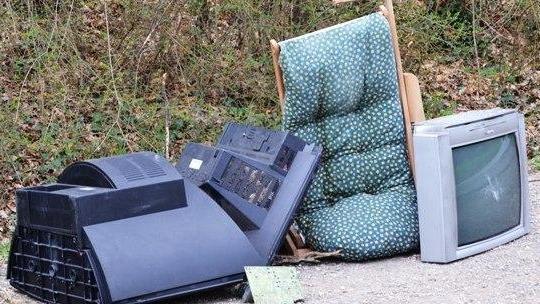 Rifiuti abbandonati Multa da 400 euro per quattro persone