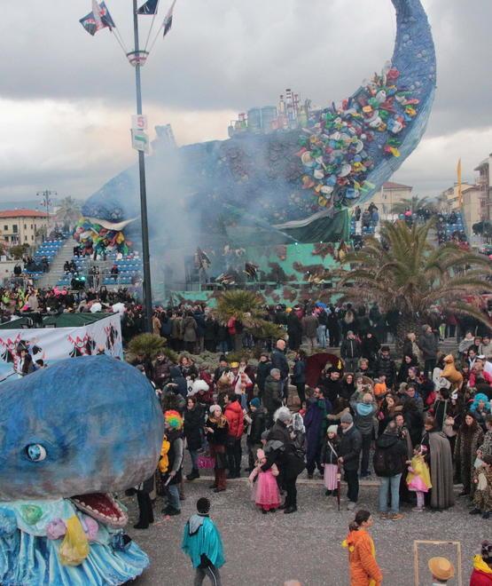 Il Carnevale torna a sfilare di domenica Ma negli hotel non c’è il tutto esaurito 
