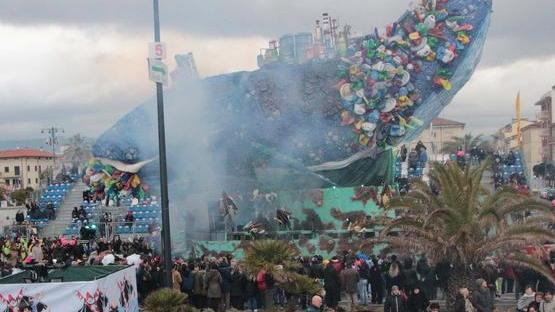 Il Carnevale torna a sfilare di domenica Ma negli hotel non c’è il tutto esaurito