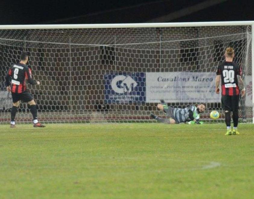 Disastro Lucchese, ko con l’Arzachena Lombardo sbaglia il rigore, Mauri espulso 