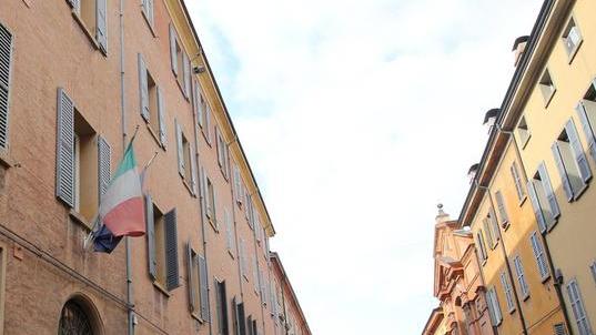 Punta il coltello a due 17enni per un pacchetto di sigarette