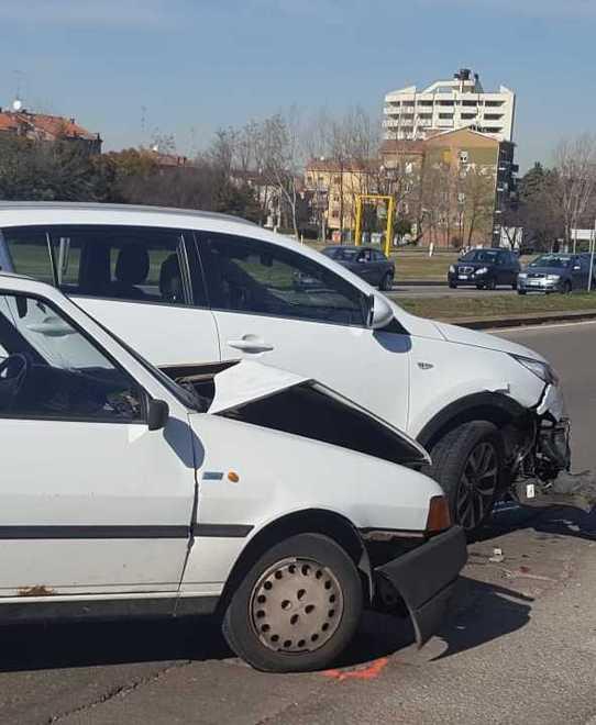 Scontro tra due auto ma solo paura e niente feriti