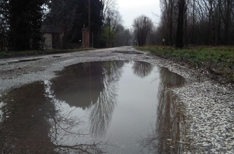 La protesta: strada allagata