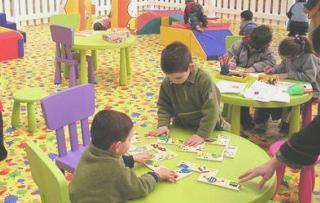 <strong>ASILO.</strong> Un gruppo di bambini in una foto d’archivio