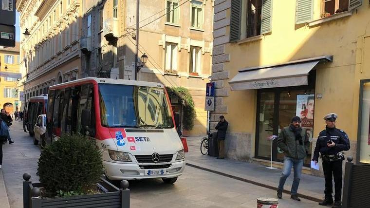 L’auto urta il pilomat e il traffico va in tilt Minibù in coda su via Emilia San Pietro