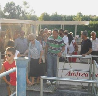 Il battello “Andrea da Pontedera” lungo il fiume Arno