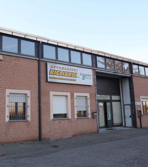 Scivola da una scala in azienda e precipita: grave un 39enne 