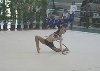 Gaia Cerri, durante una performance di ginnastica ritmica