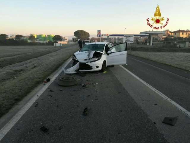 Auto contro furgone sull'Emilia: donna in ospedale