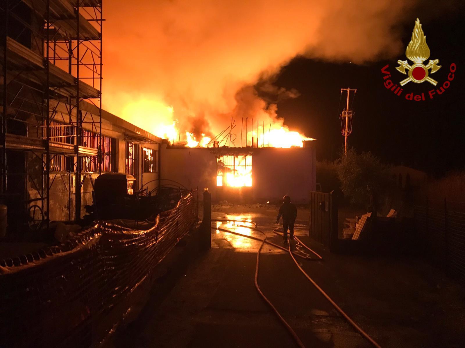Il boato, poi le fiamme: distrutto un capannone vicino alle case a Montale - Video 