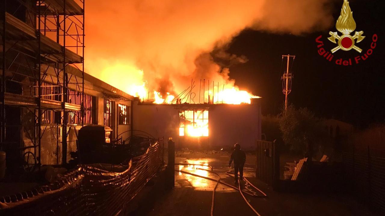 Il boato, poi le fiamme: distrutto un capannone vicino alle case a Montale - Video