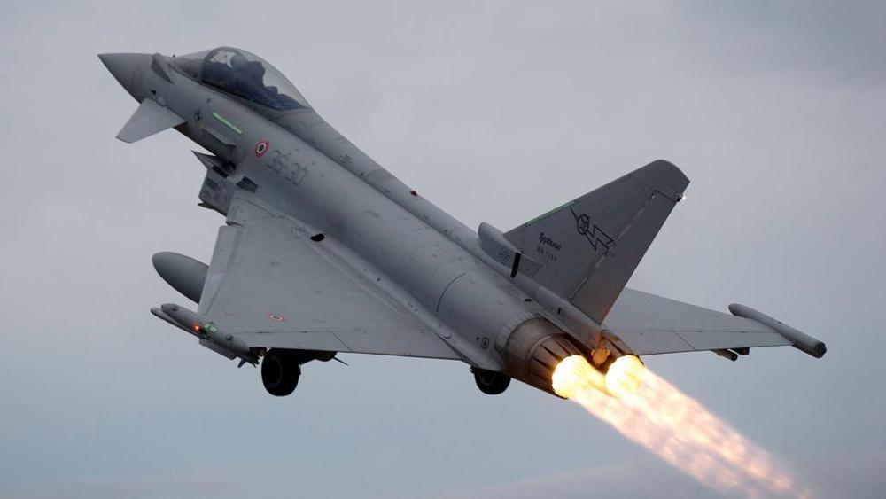 Boati dal cielo per un'esercitazione militare