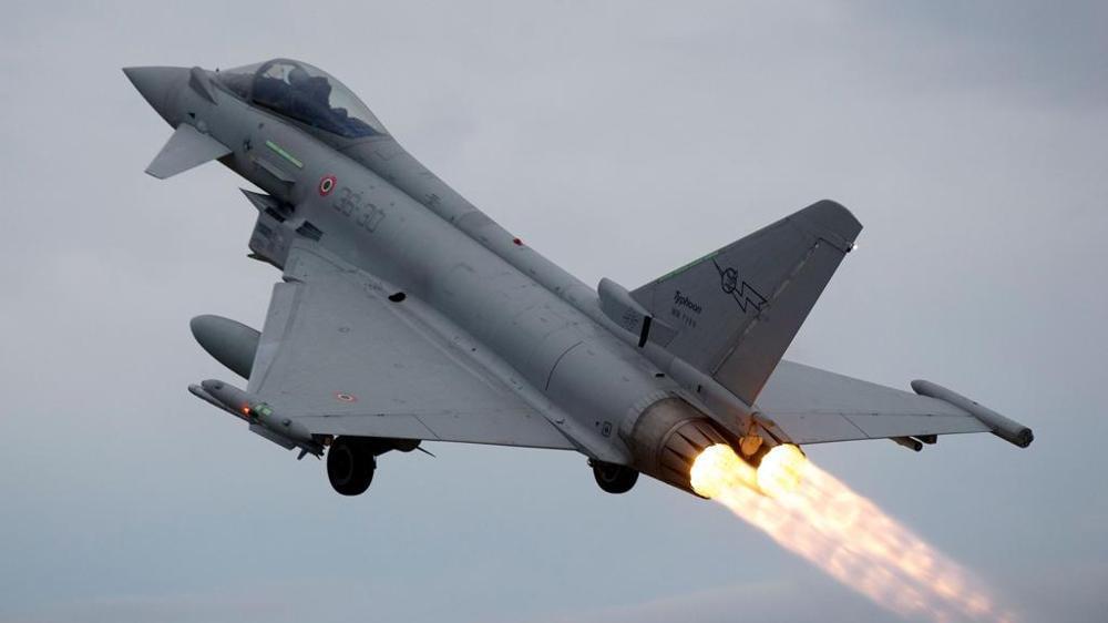 Boati dal cielo per un'esercitazione militare