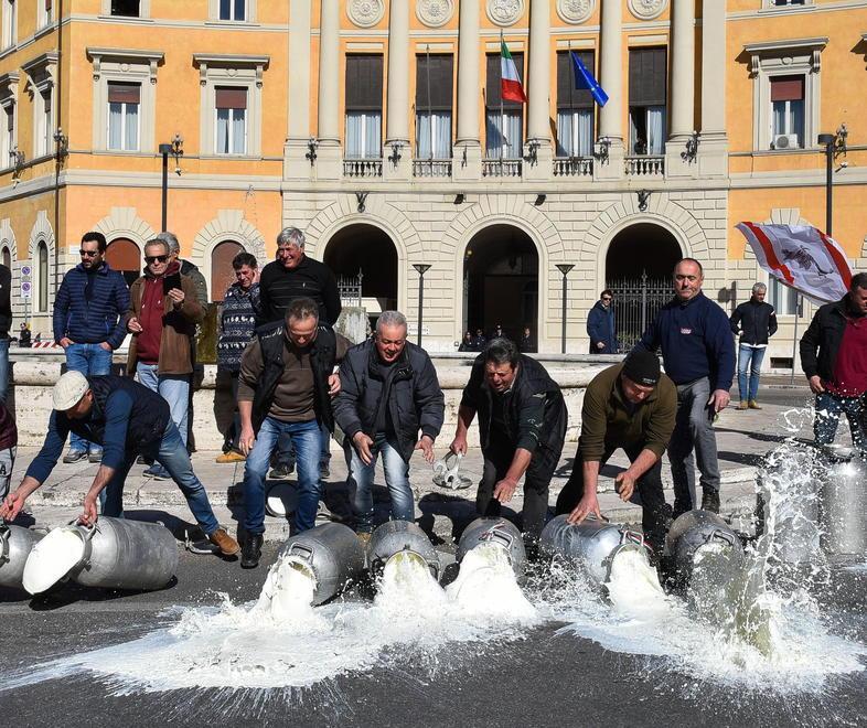 La manifestazione dei pastori in piazza dell Vasca (Foto Agenzia BF) 
